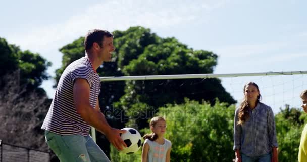 Lycklig familj spelar fotboll — Stockvideo