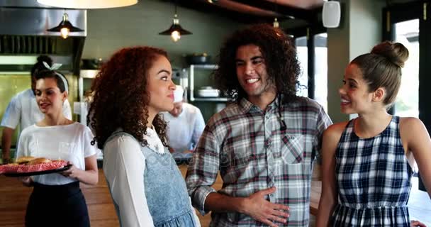 Teman berinteraksi satu sama lain di restoran — Stok Video