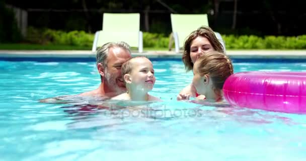 Familia disfrutando en la piscina — Vídeo de stock