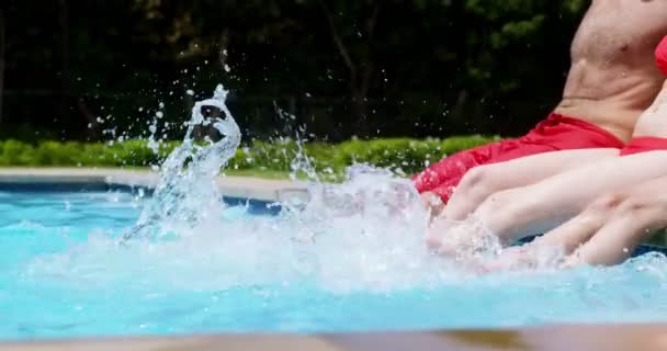 Семья отдыхает в бассейне — стоковое видео
