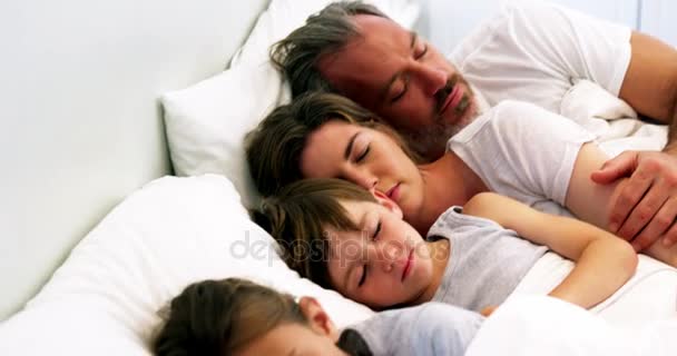 Семья спит в спальне — стоковое видео