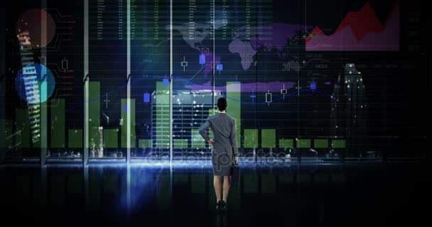 Mujer de negocios mirando la animación digital de la interfaz gráfica brillante — Vídeo de stock