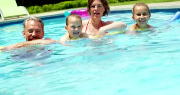 Familie genieten in het zwembad — Stockvideo