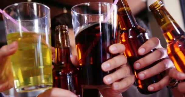 Vrienden samen het roosteren van drankjes in het restaurant — Stockvideo