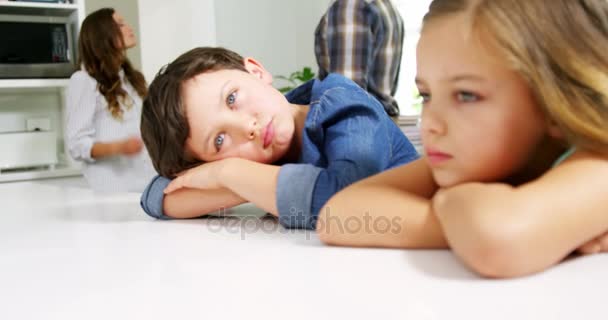 Smutně vypadající sourozenci s rodiči boje za nimi — Stock video