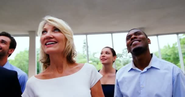 Företagsledare som står i en konferens center lobby — Stockvideo