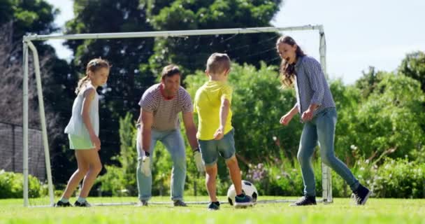 Счастливая семья играет в футбол — стоковое видео