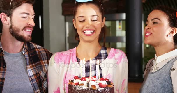 Friends celebrating birthday — Stock Video