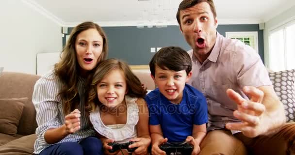 Glückliche Familie spielt Videospiel im Wohnzimmer — Stockvideo