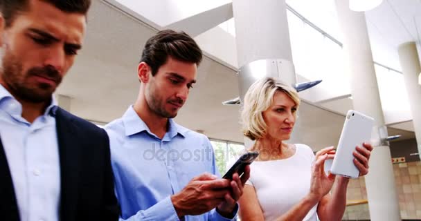 Bedrijfsleiders met behulp van digitale tablet en mobiele telefoon — Stockvideo