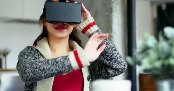 Mujer sonriente usando auriculares de realidad virtual — Vídeos de Stock