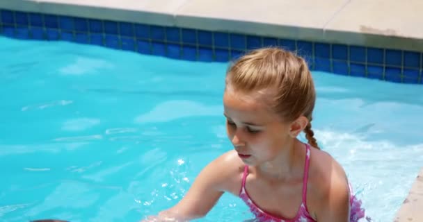 Irmão desfrutando na piscina — Vídeo de Stock