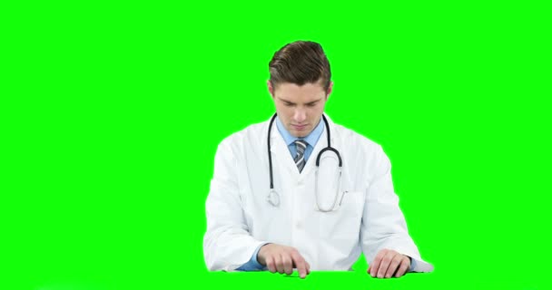 Médico masculino usando tela digital — Vídeo de Stock