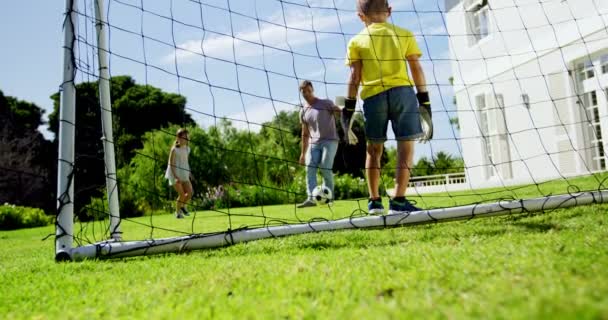 Vader en kinderen voetballen — Stockvideo