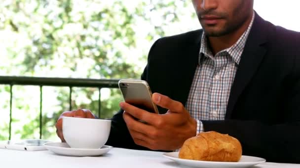 Podnikatel, používání mobilního telefonu při snídani — Stock video