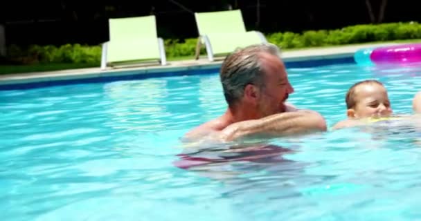 Família desfrutando na piscina — Vídeo de Stock