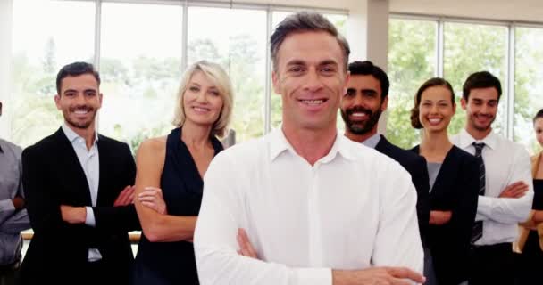 Företagsledare med armar korsade på conference center — Stockvideo