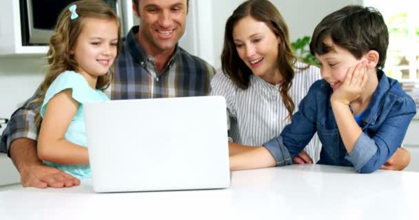 Famille heureuse en utilisant un ordinateur portable — Video