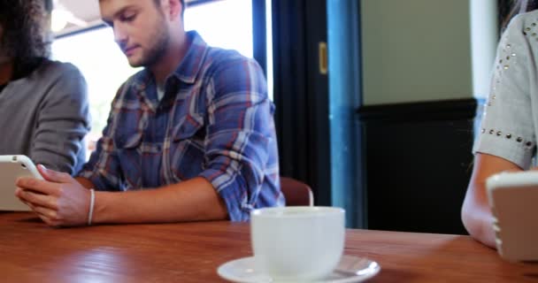 Mujer usando tableta digital — Vídeo de stock