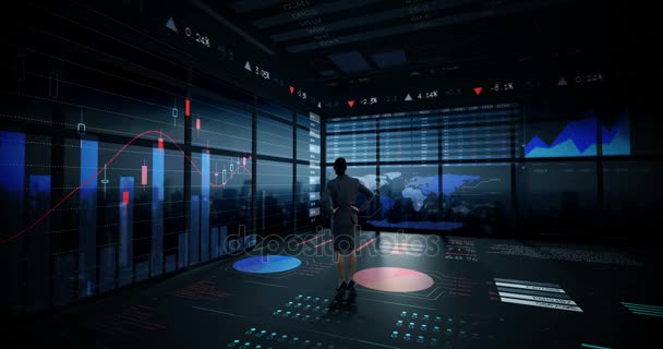 Бизнесвумен смотрит на цифровую анимацию светящегося графического интерфейса — стоковое видео