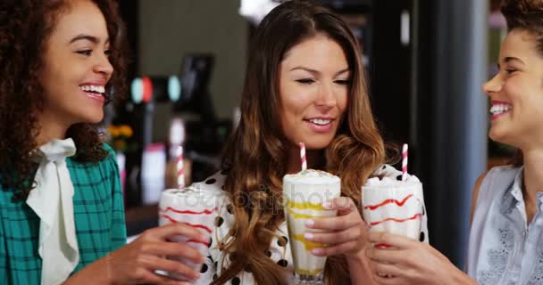 Kvinnliga vänner rosta glas smoothie — Stockvideo