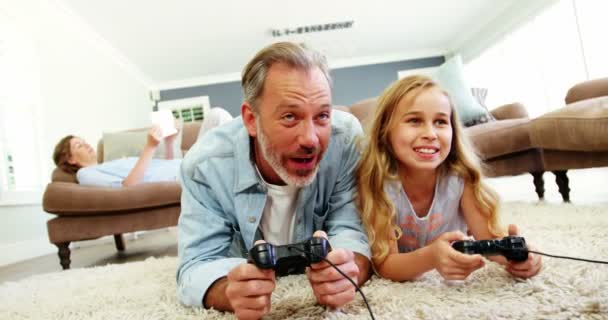 Vader en dochter afspelen van video game in woonkamer — Stockvideo