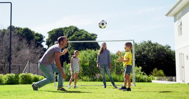 Счастливая семья играет в футбол — стоковое видео
