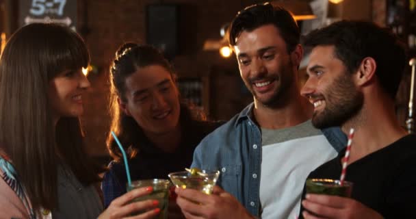 Vrienden voor het roosteren van drankjes in bar samen — Stockvideo