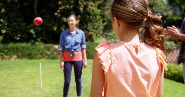 Familie genießt im Park — Stockvideo