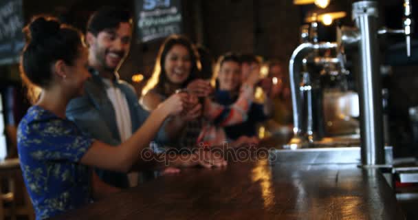 Amigos brindam com bebida no balcão do bar — Vídeo de Stock