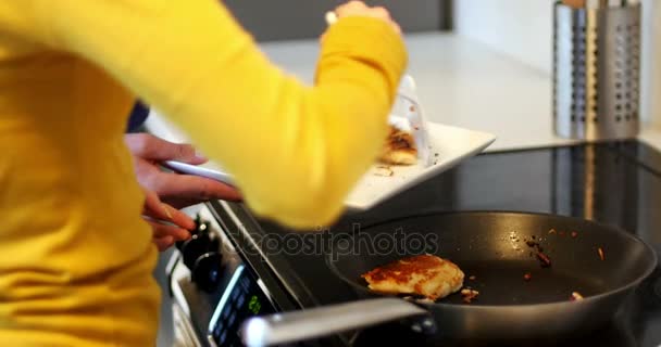 Žena připravuje hrozny dortík a muž pomocí digitálních tabletu v kuchyni — Stock video