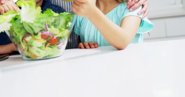 Família feliz preparando salada vegetal — Vídeo de Stock