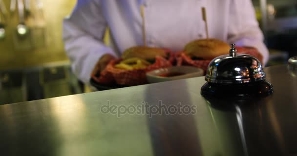 Chef poniendo comida en la estación de pedidos — Vídeos de Stock