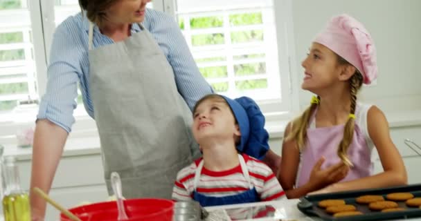 Moeder en kinderen maken van cookies in keuken — Stockvideo