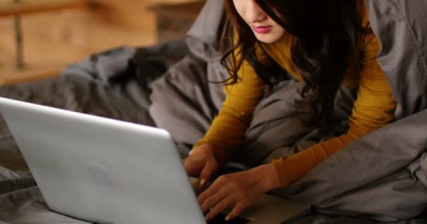Женщина с ноутбуком на кровати — стоковое видео