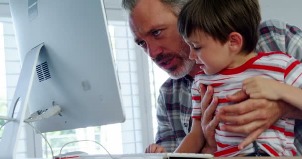 Padre e hijo usando PC de escritorio — Vídeo de stock
