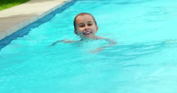 Chica nadando en la piscina — Vídeos de Stock