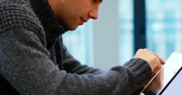 Homem usando tablet digital — Vídeo de Stock