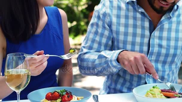 Sonriente pareja romántica disfrutando del almuerzo — Vídeo de stock