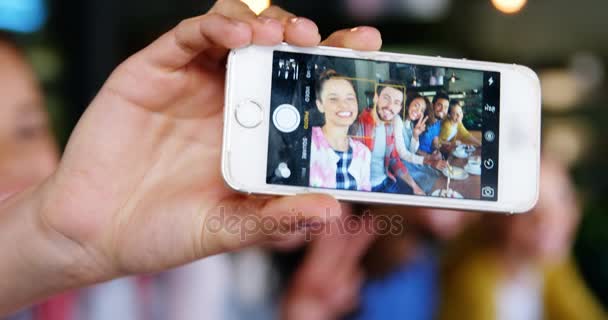 Amigos hablando de una selfie en el teléfono móvil — Vídeos de Stock