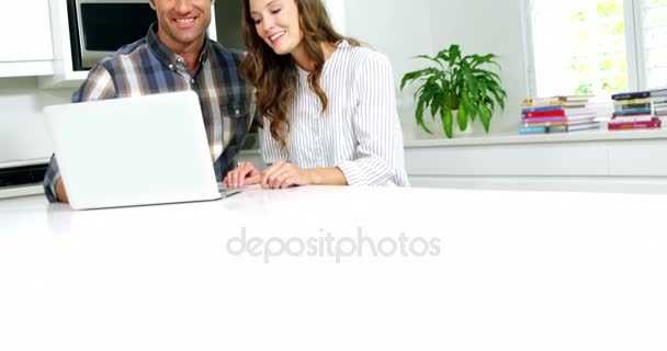 Счастливая пара с помощью ноутбука — стоковое видео