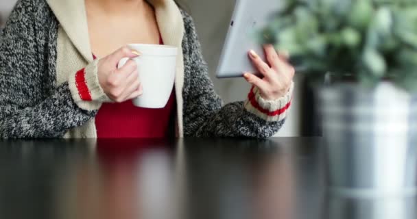 Mujer tomando café mientras usa la tableta digital — Vídeos de Stock