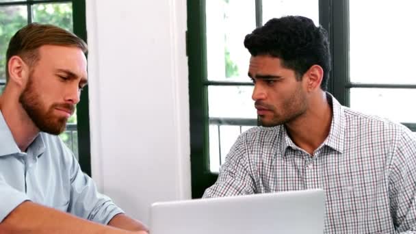 Empresários discutindo sobre laptop — Vídeo de Stock