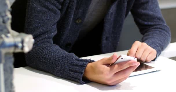 A meio da seção do homem usando tablet digital e telefone celular — Vídeo de Stock