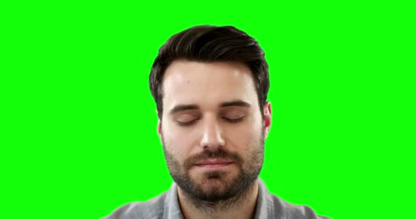 Homme relaxant avec les yeux fermés — Video