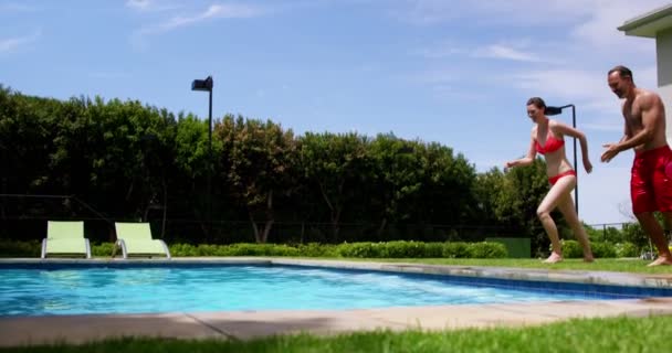 Família desfrutando na piscina — Vídeo de Stock