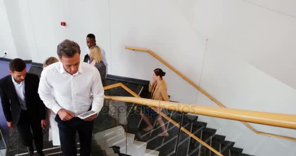 Ejecutivos de negocios subiendo las escaleras — Vídeos de Stock
