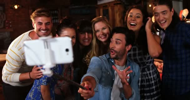 Группа друзей делает селфи на мобильном телефоне — стоковое видео