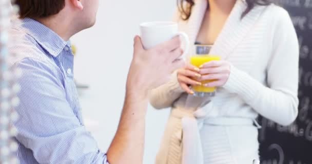 Couple interagissant tout en prenant du café et du jus d'orange — Video