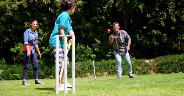 Família feliz jogando críquete — Vídeo de Stock